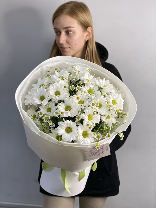 Букет ромашек, артикул F1216807 - 4450 рублей, доставка по городу. Flawery - доставка цветов