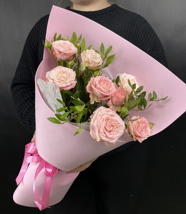 Букет кустовых роз в фоамиране, артикул F1222189 - 2950 рублей, доставка по городу. Flawery - доставка цветов