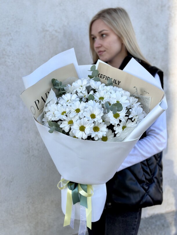 Хризантема ромашка и эвкалипт, артикул F1278138 - 5290 рублей, доставка по городу. Flawery - доставка цветов