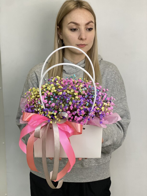 Разноцветная гипсофила в сумочке, артикул F1287057 - 3250 рублей, доставка по городу. Flawery - доставка цветов