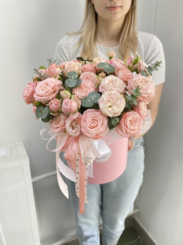 Коробка из кустовых пионовидных роз бомбастик с эвкалиптом, артикул F1296747 - 8290 рублей, доставка по городу. Flawery - доставка цветов