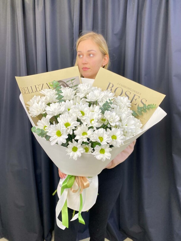 Ромашка с эвкалиптом в оформлении, артикул F1332152 - 6600 рублей, доставка по городу. Flawery - доставка цветов