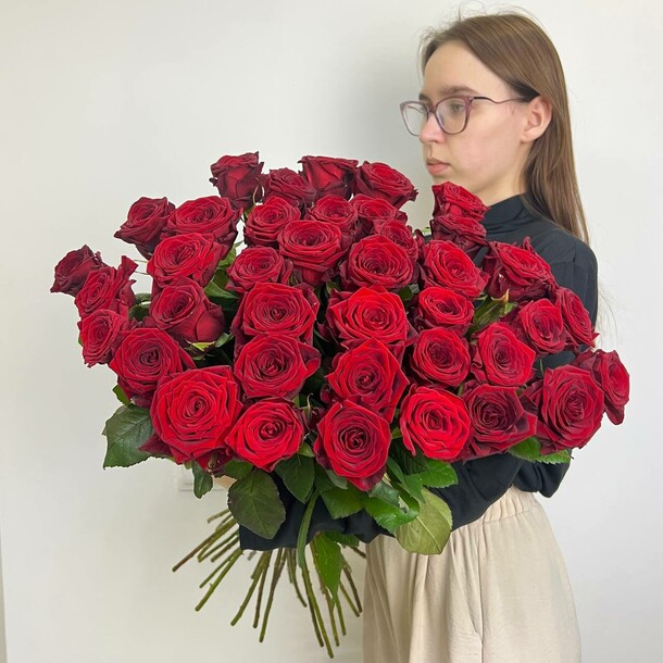 29 бордовых роз под ленту, артикул F1373164 - 10600 рублей, доставка по городу. Flawery - доставка цветов