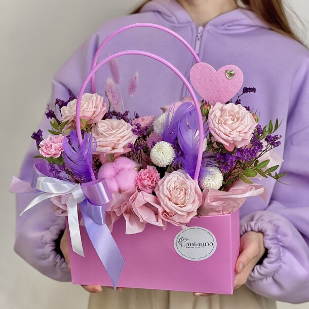 Композиция с розами и каспией, артикул F1379538 - 3490 рублей, доставка по городу. Flawery - доставка цветов