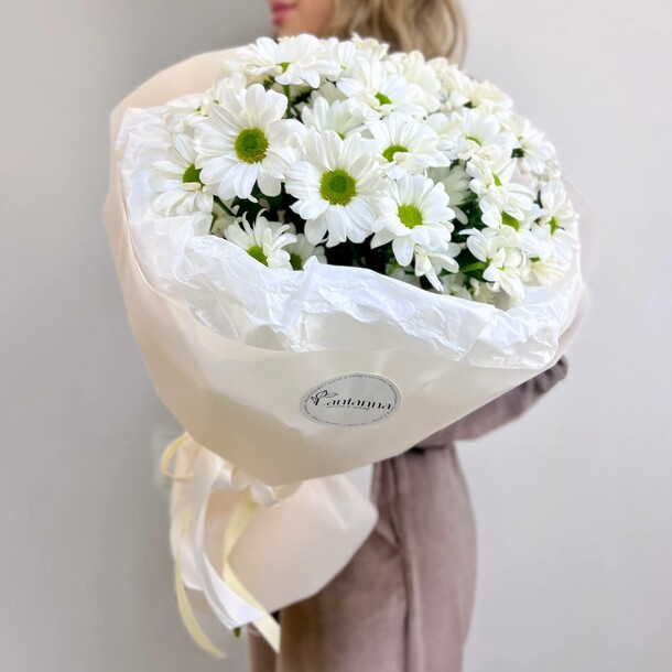 Букет из 5 ромашковых хризантем, артикул F1395086 - 3850 рублей, доставка по городу. Flawery - доставка цветов