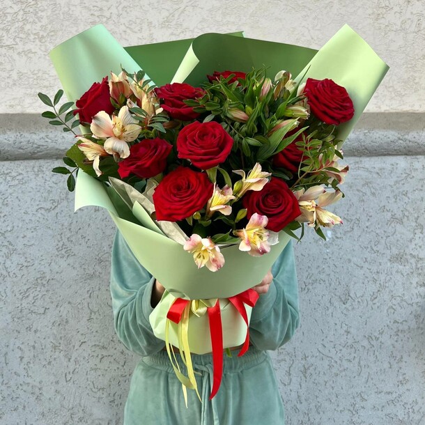 Букет из красных роз и альстромерии, артикул F1409778 - 6000 рублей, доставка по городу. Flawery - доставка цветов