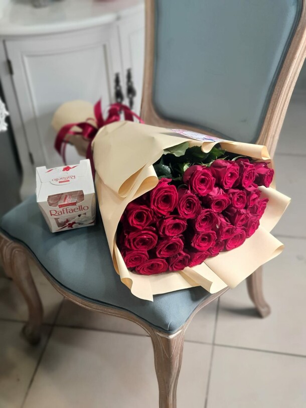 25 роз красных роз с конфетами, артикул F1194855 - 11690 рублей, доставка по городу. Flawery - доставка цветов