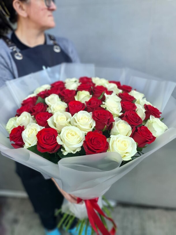 Букет "51 красавица" из красных и белых роз, артикул F1208588 - 12400 рублей, доставка по городу. Flawery - доставка цветов