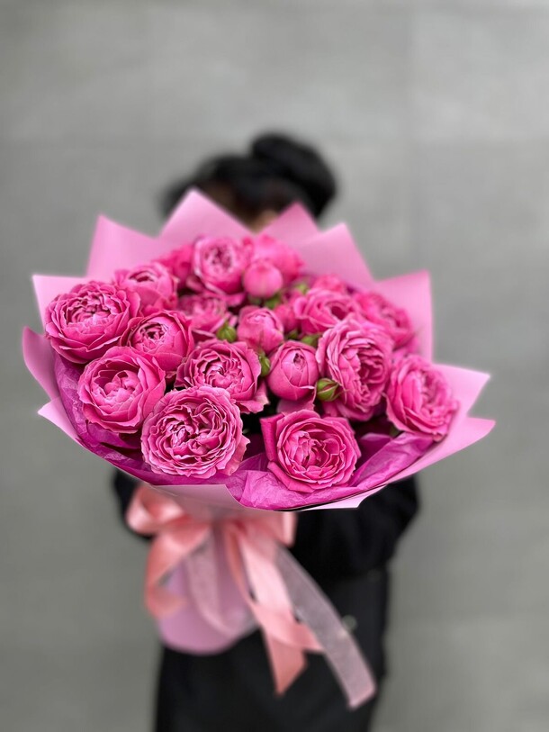 Букет "мисти баблс" из кустовых пионовидных роз, артикул F1244249 - 7350 рублей, доставка по городу. Flawery - доставка цветов