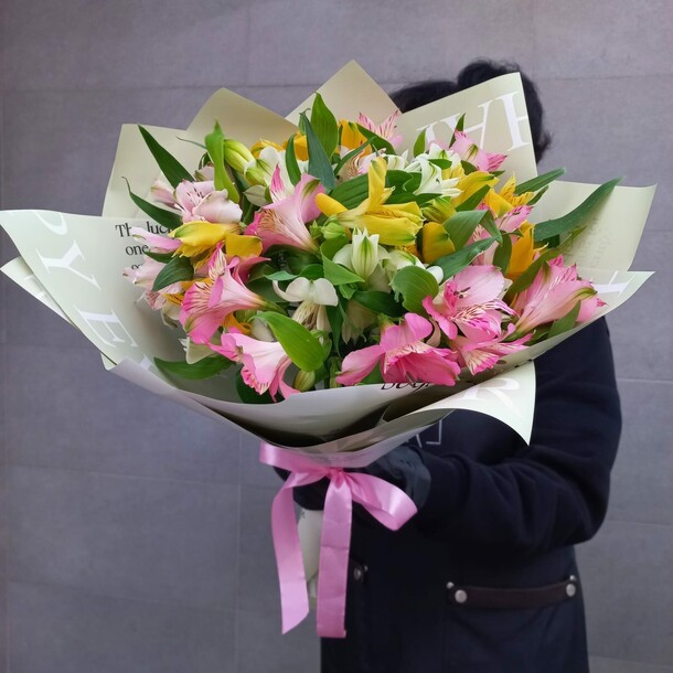 Букет и 9 альстромерий микс, артикул F1244256 - 2300 рублей, доставка по городу. Flawery - доставка цветов