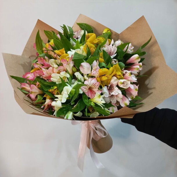 Букет из 17 альстромерий микс, артикул F1244259 - 3950 рублей, доставка по городу. Flawery - доставка цветов