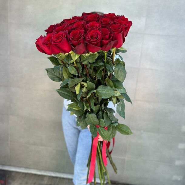 Букет из 25 эквадорских роз, артикул F1287489 - 13550 рублей, доставка по городу. Flawery - доставка цветов