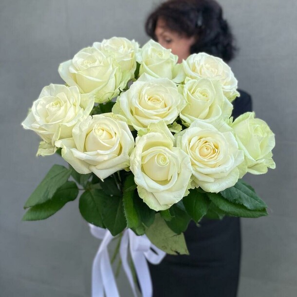 Букет из 11 белых одноголовых роз, артикул F1342019 - 2250 рублей, доставка по городу. Flawery - доставка цветов