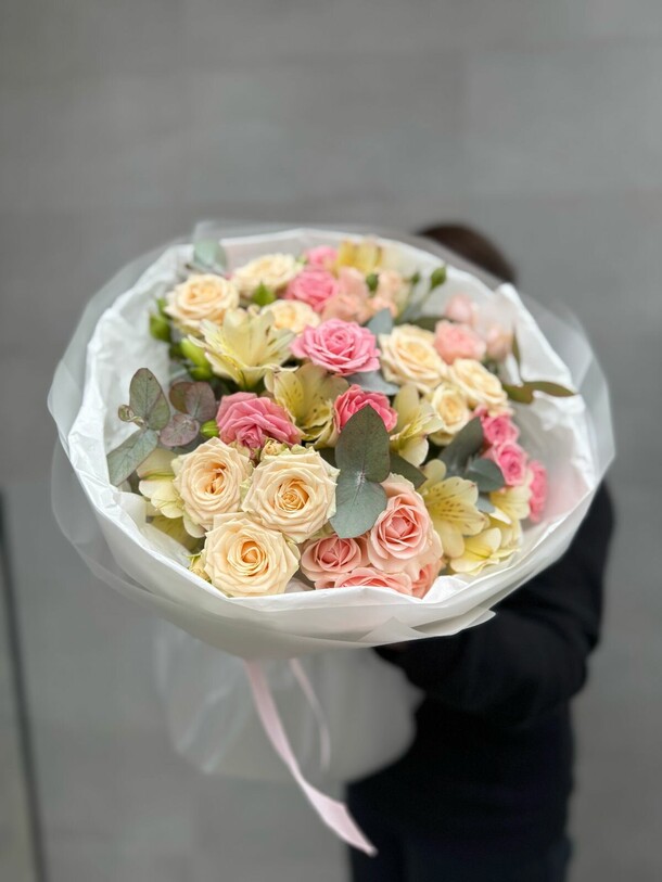 Букет из кустовой розы и альстромерии, артикул F1396996 - 7100 рублей, доставка по городу. Flawery - доставка цветов