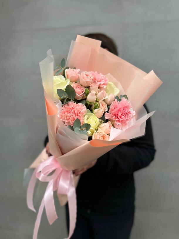 Букет в нежных тонах, артикул F1396999 - 3400 рублей, доставка по городу. Flawery - доставка цветов