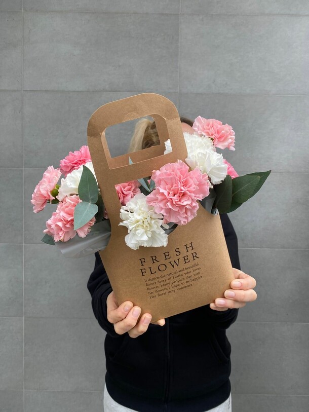 Композиция в сумочке из диантусов и эвкалипта, артикул F1410583 - 3600 рублей, доставка по городу. Flawery - доставка цветов