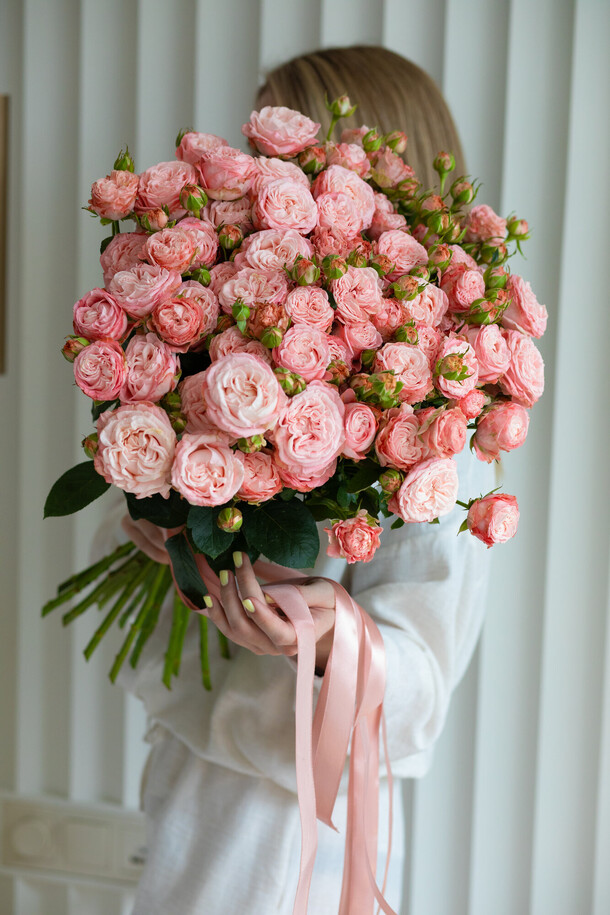 Букет "романтика" с кустовой пионовидной розой, артикул F1423865 - 14300 рублей, доставка по городу. Flawery - доставка цветов