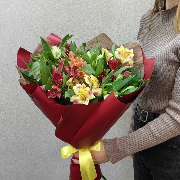Монобукет из 9 альстромерий, артикул F1448377 - 2953 рублей, доставка по городу. Flawery - доставка цветов