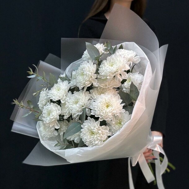 Букет кустовая хризантема белая с эвкалиптом, артикул F1448380 - 3677 рублей, доставка по городу. Flawery - доставка цветов