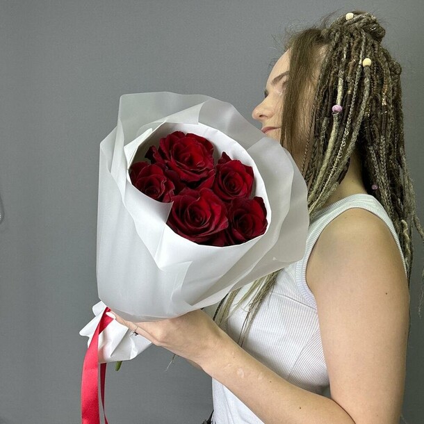 5 эквадорских роз, артикул F1448382 - 3268 рублей, доставка по городу. Flawery - доставка цветов