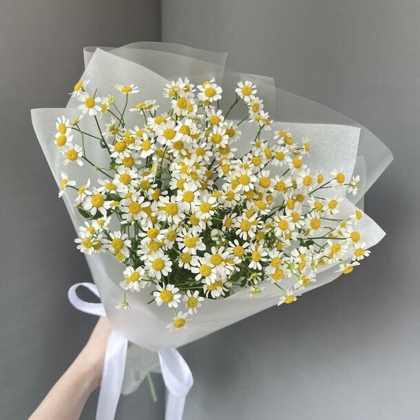 Букет из ромашек кустовых, артикул F1448384 - 3099 рублей, доставка по городу. Flawery - доставка цветов