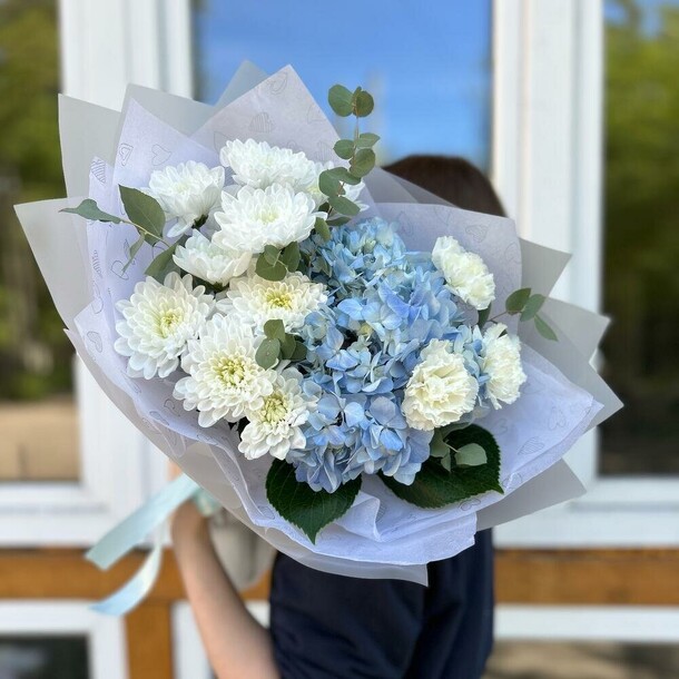 Букет с гортензией «голубое облако», артикул F1448407 - 3636 рублей, доставка по городу. Flawery - доставка цветов