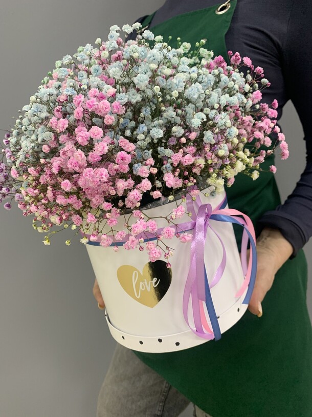 Композиция с радужной гипсофилой в шляпной коробке, артикул F1274567 - 3300 рублей, доставка по городу. Flawery - доставка цветов