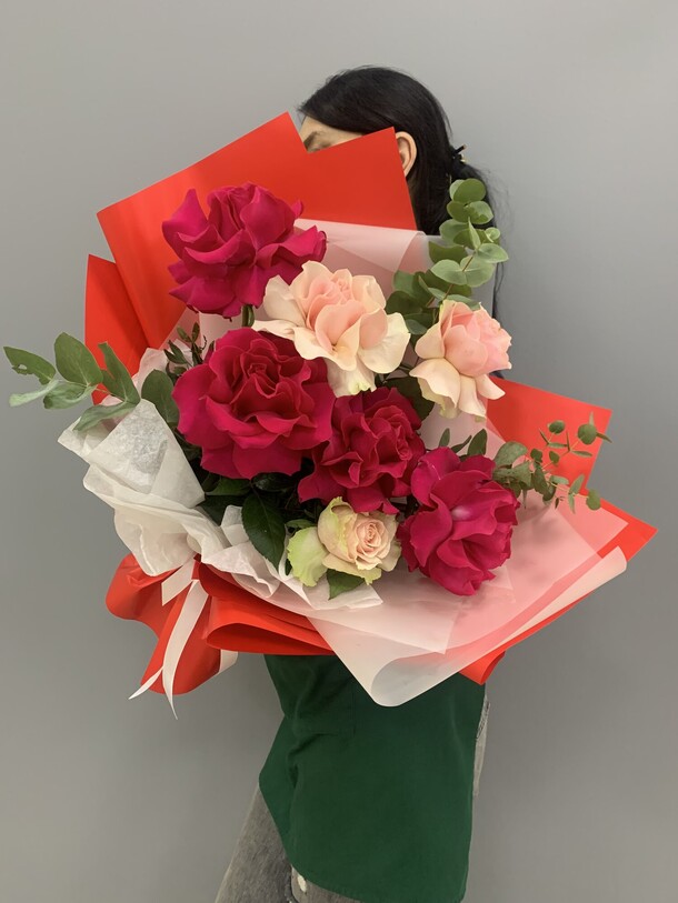 Семь французских роз в стильной упаковке, артикул F1274589 - 4700 рублей, доставка по городу. Flawery - доставка цветов