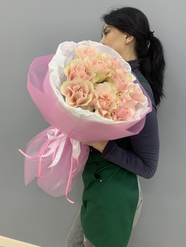 Букет из французской розы в стильной упаковке, артикул F1274605 - 5400 рублей, доставка по городу. Flawery - доставка цветов