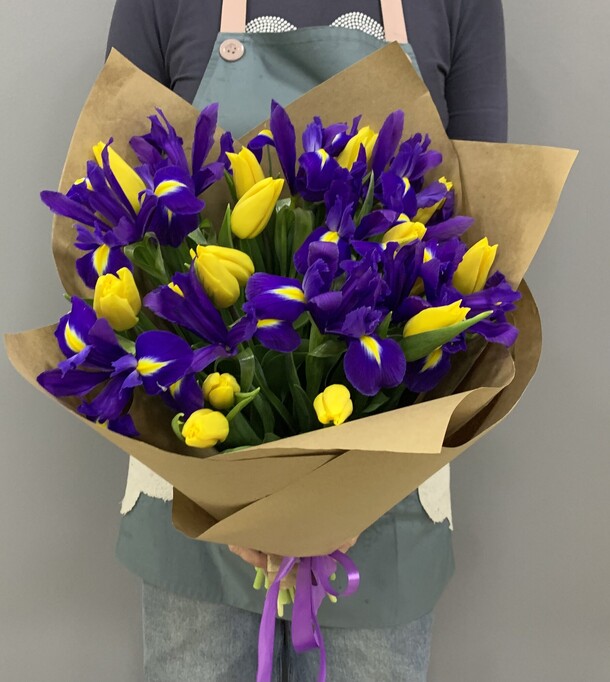 Букет с ирисами и тюльпанамм, артикул F1392380 - 5300 рублей, доставка по городу. Flawery - доставка цветов