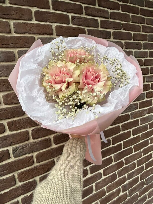 Букет из розы и гипсофилы, артикул F1491296 - 2750 рублей, доставка по городу. Flawery - доставка цветов