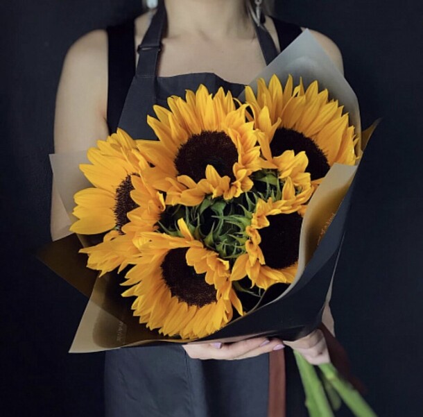 Букет из подсолнухов, красивый букет цветов, шикарный, премиум цветы., артикул F1127355 - 25900 рублей, доставка по городу. Flawery - доставка цветов