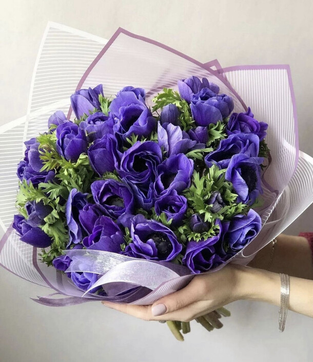 Букет из 39 фиолетовых анемонов, красивый букет цветов, шикарный, премиум цветы., артикул F1127372 - 70410 рублей, доставка по городу. Flawery - доставка цветов