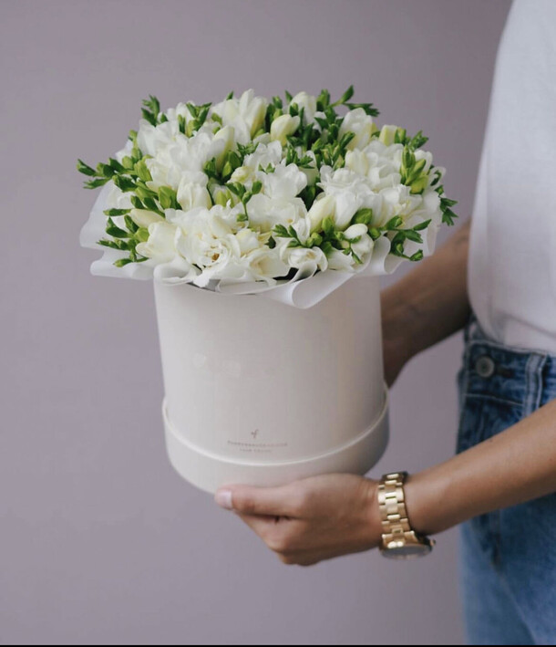 Нежная коробочка с фрезией, красивый букет цветов, шикарный, премиум цветы, фрезия., артикул F1127379 - 57100 рублей, доставка по городу. Flawery - доставка цветов