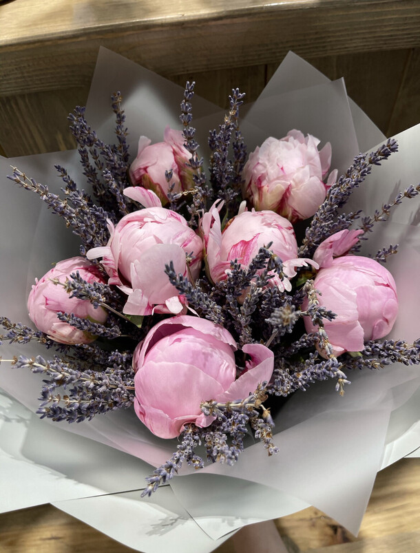 Букет лаванда и пионы розовые, , красивый букет цветов пионов, шикарный, премиум цветы., артикул F1127386 - 38466 рублей, доставка по городу. Flawery - доставка цветов