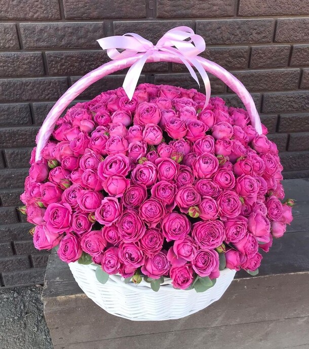 Букет из 51 пионовидной кустовой розы в корзине 101, красивый букет цветов, шикарный, премиум цветы, роза., артикул F1400344 - 100624 рублей, доставка по городу. Flawery - доставка цветов