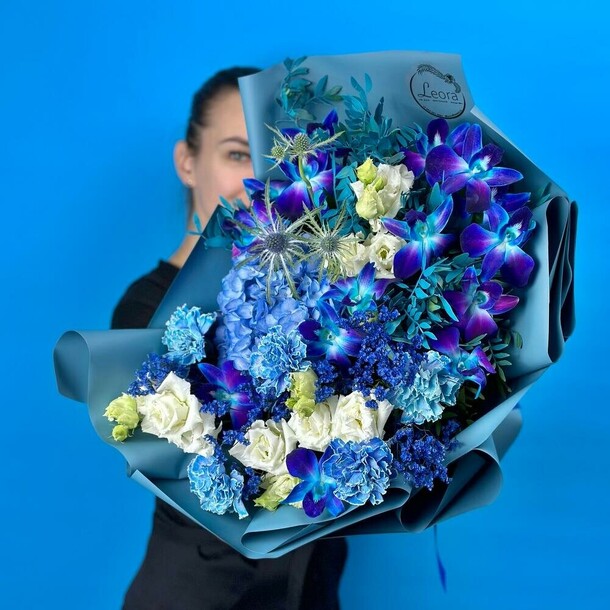 Букет из синих орхидей, белой эустомы и диантуса. Авторский букет 582. Leora flowers дом цветочной моды, артикул F1113392 - 9200 рублей, доставка по городу. Flawery - доставка цветов