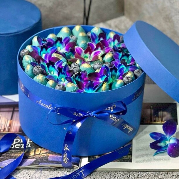 «сердце орхидей» и клубники в шоколаде. Космический box 051. Leora flowers дом цветочной моды, артикул F1273708 - 8500 рублей, доставка по городу. Flawery - доставка цветов