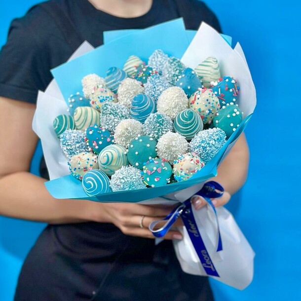 Букет из клубники. Облако из клубники в шоколаде. Подарочный набор 1129. Дом цветочной моды leora, артикул F1273920 - 5600 рублей, доставка по городу. Flawery - доставка цветов