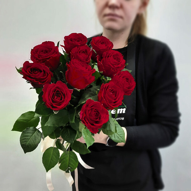 Букет 11 роз 50 см красные, артикул F1130323 - 4073 рублей, доставка по городу. Flawery - доставка цветов