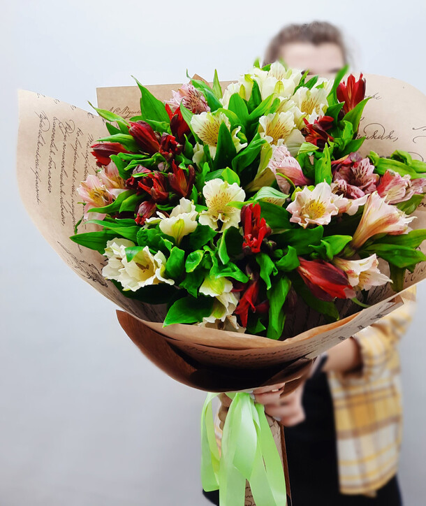 Букет альстромерия микс, артикул F1130336 - 7757 рублей, доставка по городу. Flawery - доставка цветов