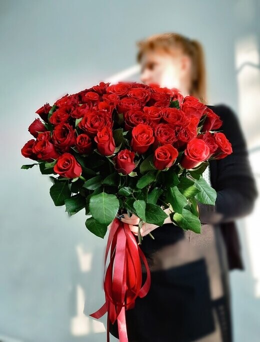 Букет 51 роза 50 см красная, артикул F1140049 - 18157 рублей, доставка по городу. Flawery - доставка цветов