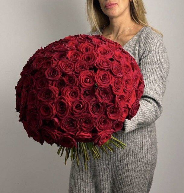 Букет 101 роза, артикул F1351650 - 21350 рублей, доставка по городу. Flawery - доставка цветов