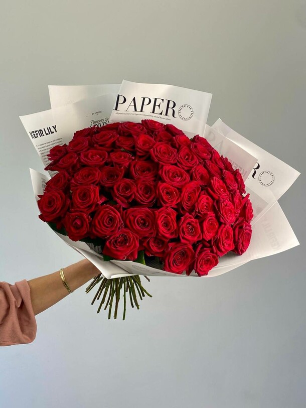 Букет из 55 роз, артикул F1397417 - 12290 рублей, доставка по городу. Flawery - доставка цветов