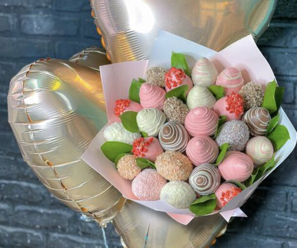 Клубничный букет + шары, артикул F1168631 - 6390 рублей, доставка по городу. Flawery - доставка цветов