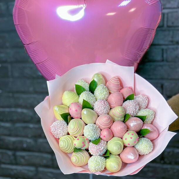 Клубничный букет + шар "гигант", артикул F1168632 - 7190 рублей, доставка по городу. Flawery - доставка цветов