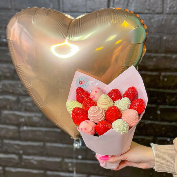 Клубничный букет + шар, артикул F1168633 - 4290 рублей, доставка по городу. Flawery - доставка цветов