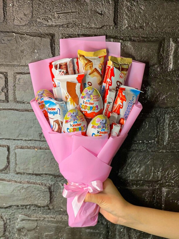 Букет из киндеров, артикул F1215262 - 4190 рублей, доставка по городу. Flawery - доставка цветов