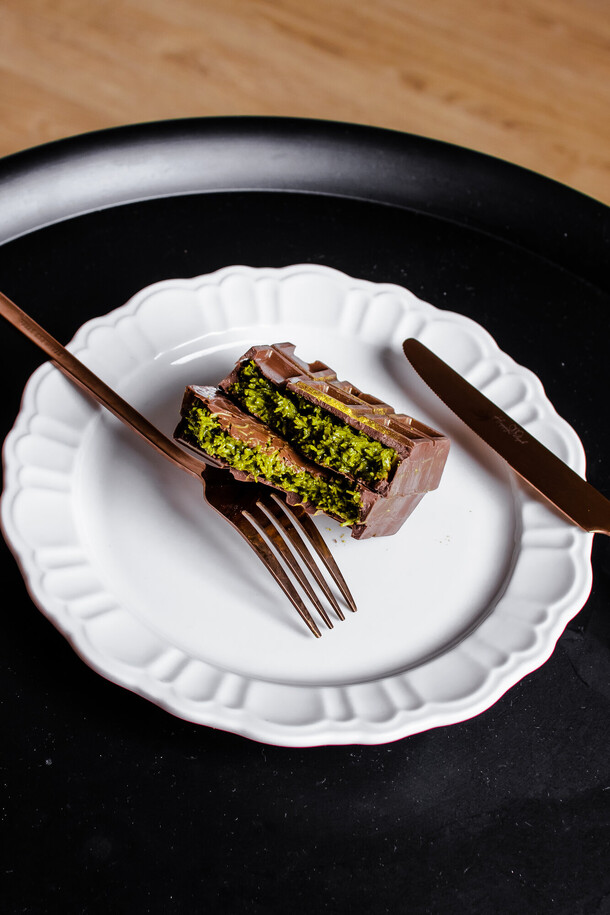 Дубайский шоколад плитка, артикул F1331165 - 2490 рублей, доставка по городу. Flawery - доставка цветов