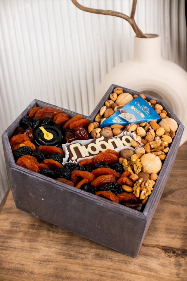 Ящик-сердце с ореховым наполнением, артикул F1378370 - 4990 рублей, доставка по городу. Flawery - доставка цветов